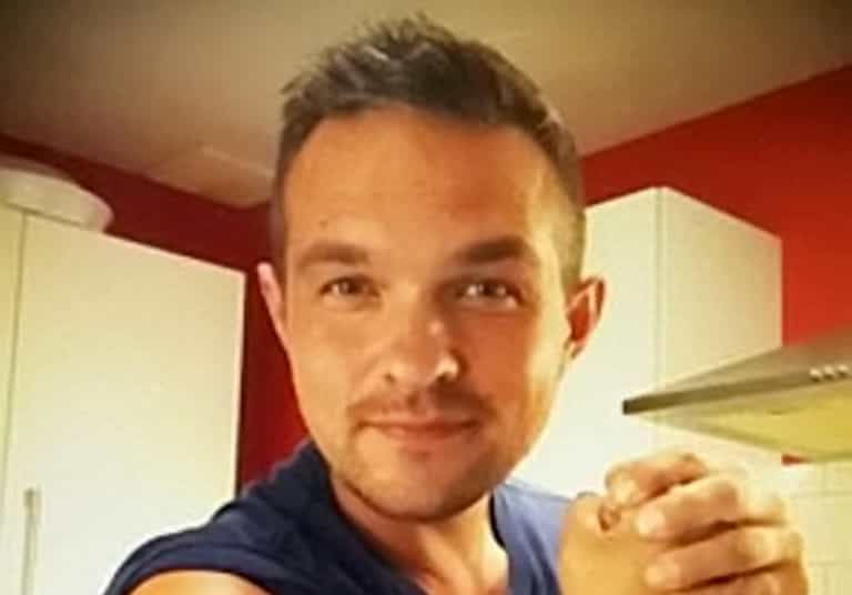 Teacher who thought boyfriend was cheating ‘lured him to bed, blindfolded him, then stabbed him to death’, court told Teacher who thought boyfriend was cheating ‘lured him to bed, blindfolded him, then stabbed him to death’, court told