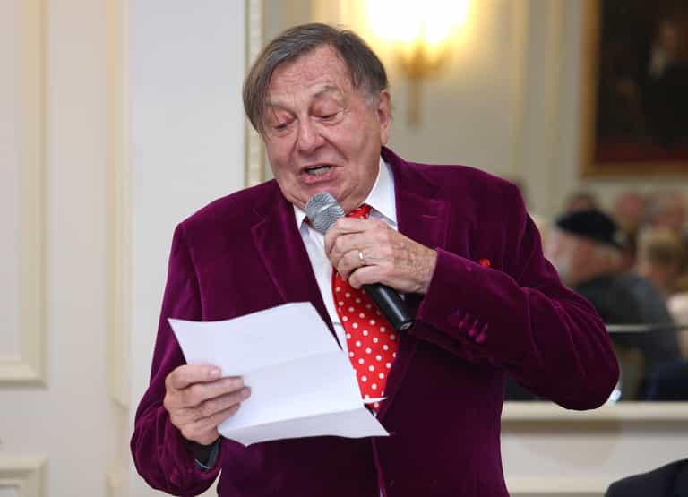 Barry Humphries: Comedian and Dame Edna star dies aged 89 Barry Humphries: Comedian and Dame Edna star dies aged 89