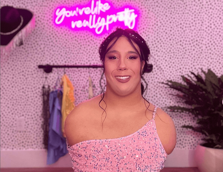 Trans woman born without limbs and abandoned as a baby now inspires millions with makeup tutorials Trans woman born without limbs and abandoned as a baby now inspires millions with makeup tutorials