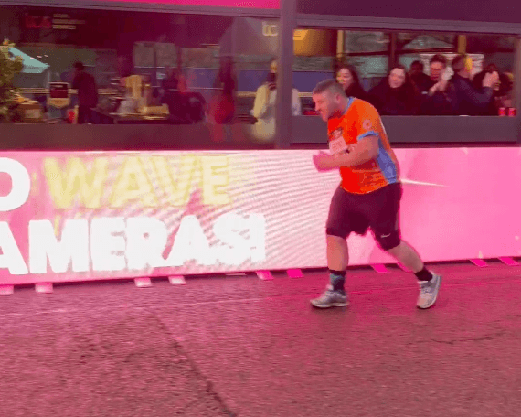 Heartwarming moment crowd erupts into applause as final runner crosses finish at London Marathon Heartwarming moment crowd erupts into applause as final runner crosses finish at London Marathon
