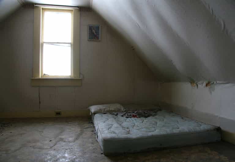 Baby’s decomposing body found under mattress in squalid flat Baby’s decomposing body found under mattress in squalid flat