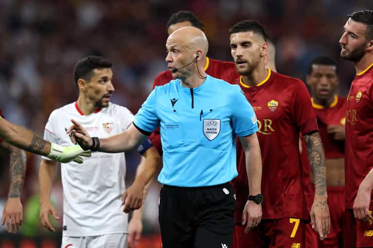 Shocking footage shows Anthony Taylor being attacked by Roma fans at the airport Shocking footage shows Anthony Taylor being attacked by Roma fans at the airport