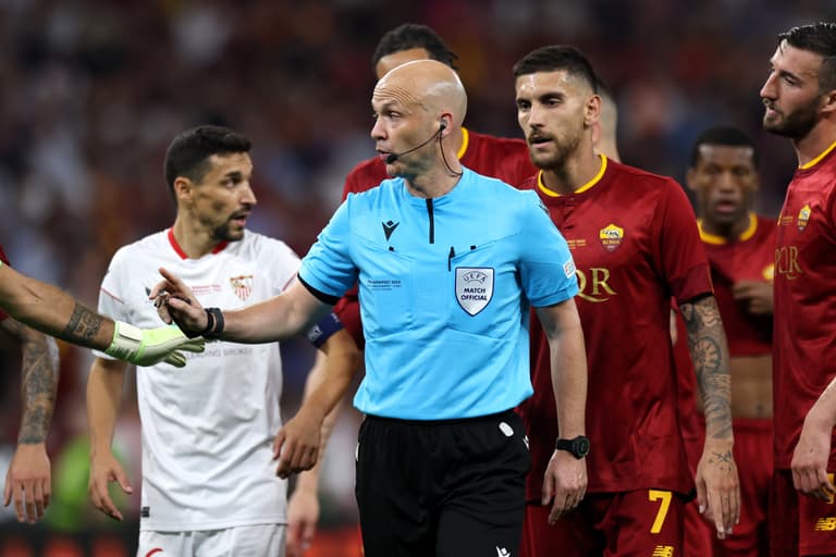 Shocking footage shows Anthony Taylor being attacked by Roma fans at the airport Shocking footage shows Anthony Taylor being attacked by Roma fans at the airport