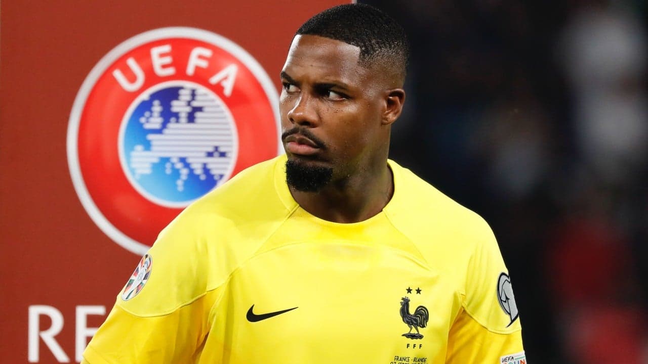 Man United and Newcastle on alert as contract talks with France No.1 stall