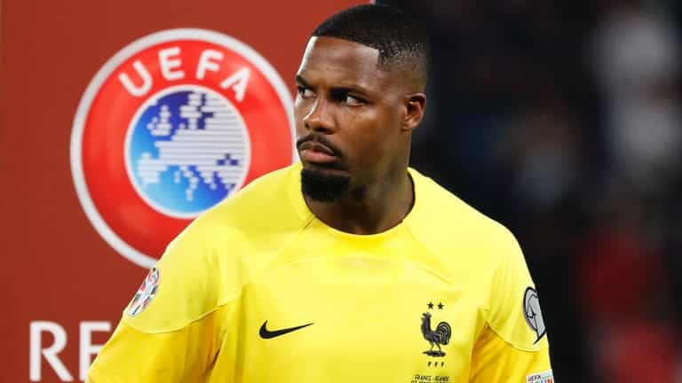 Man United and Newcastle on alert as contract talks with France No.1 stall Man United and Newcastle on alert as contract talks with France No.1 stall