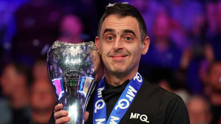 Ronnie O’Sullivan spotted waiting for bus, smoking a cigarette, before £250,000 UK Championship win Ronnie O’Sullivan spotted waiting for bus, smoking a cigarette, before £250,000 UK Championship win