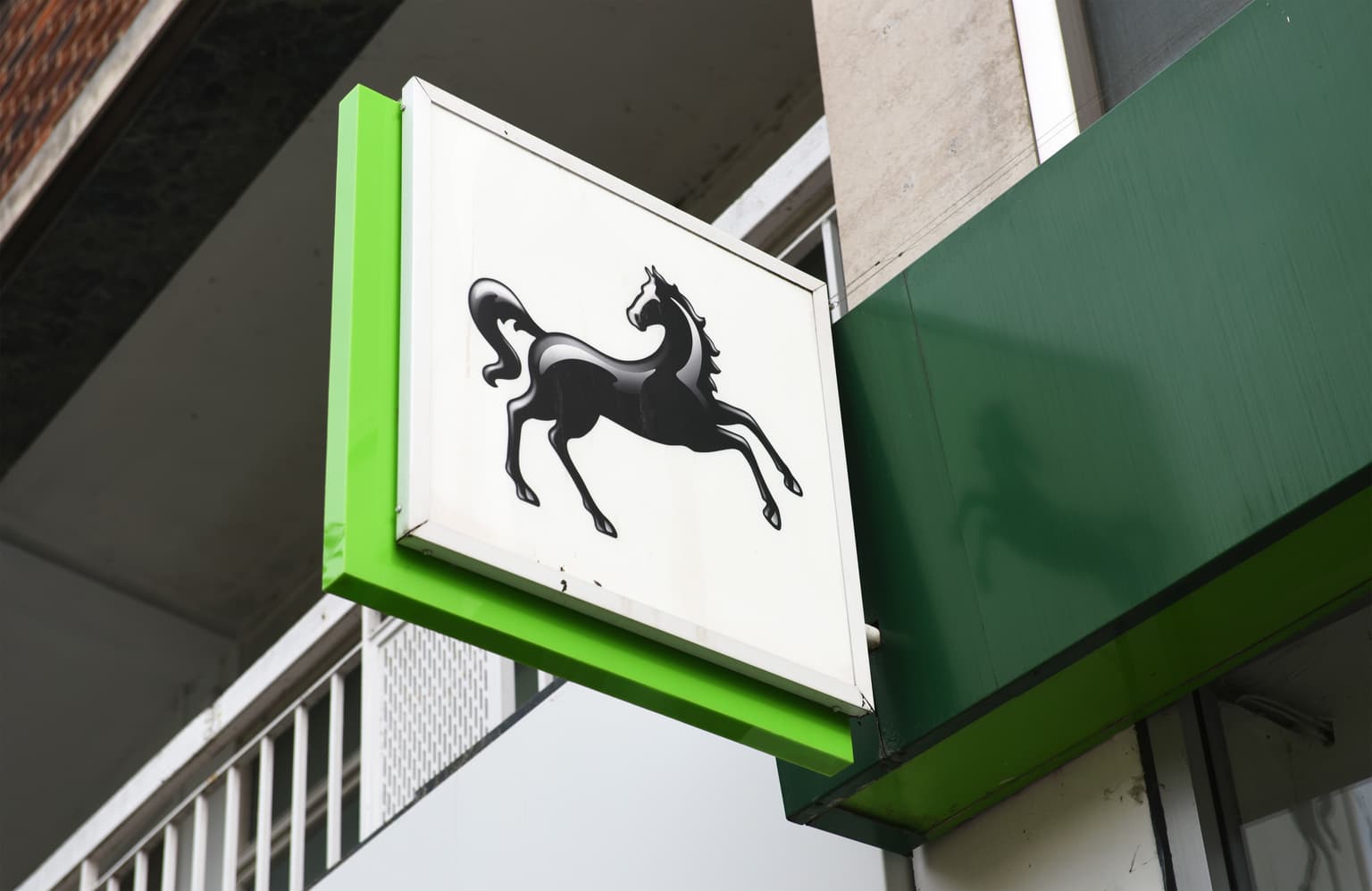 Urgent warning issued after Lloyds Bank customer hit with scam that lost her thousands