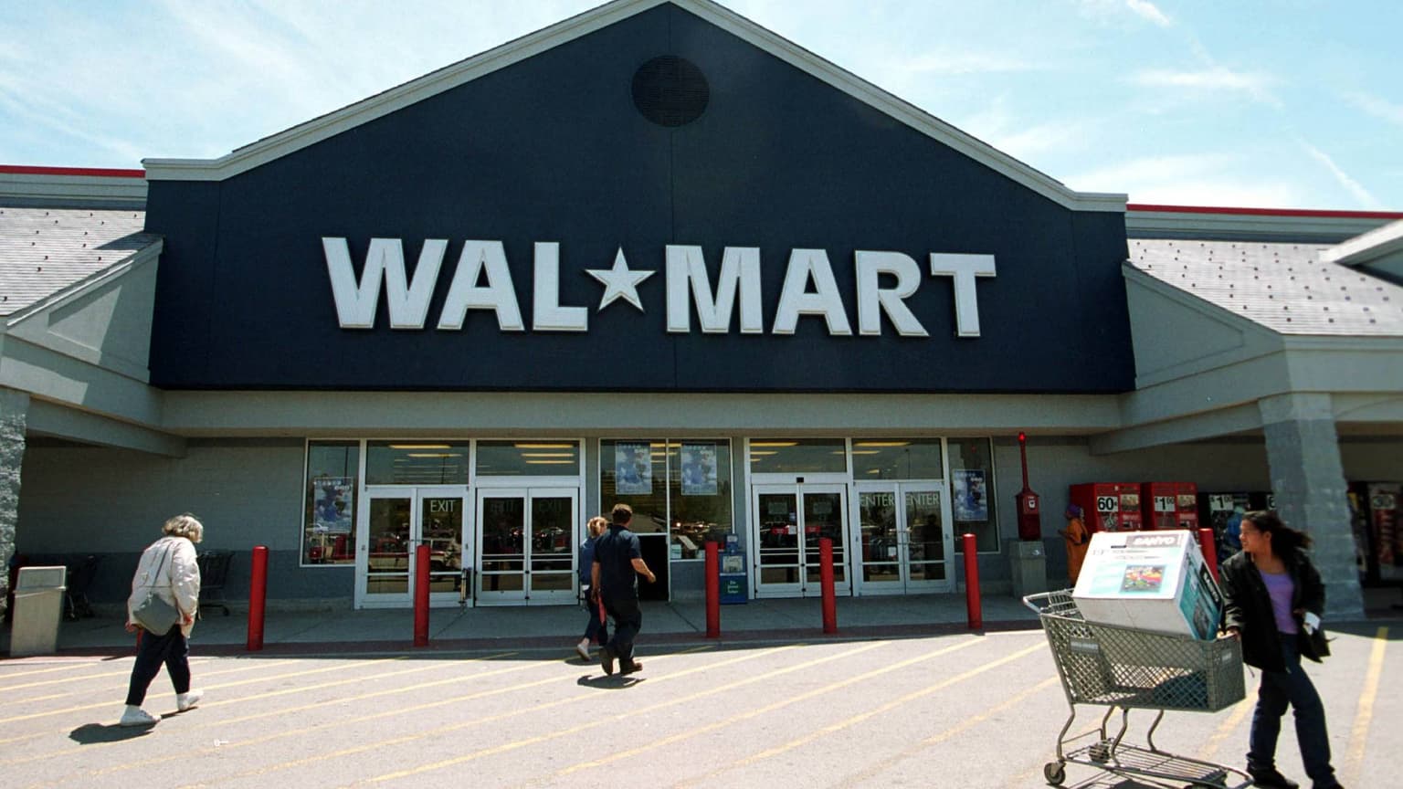 Supermarket removes T-shirt with extremely offensive hidden swear word
