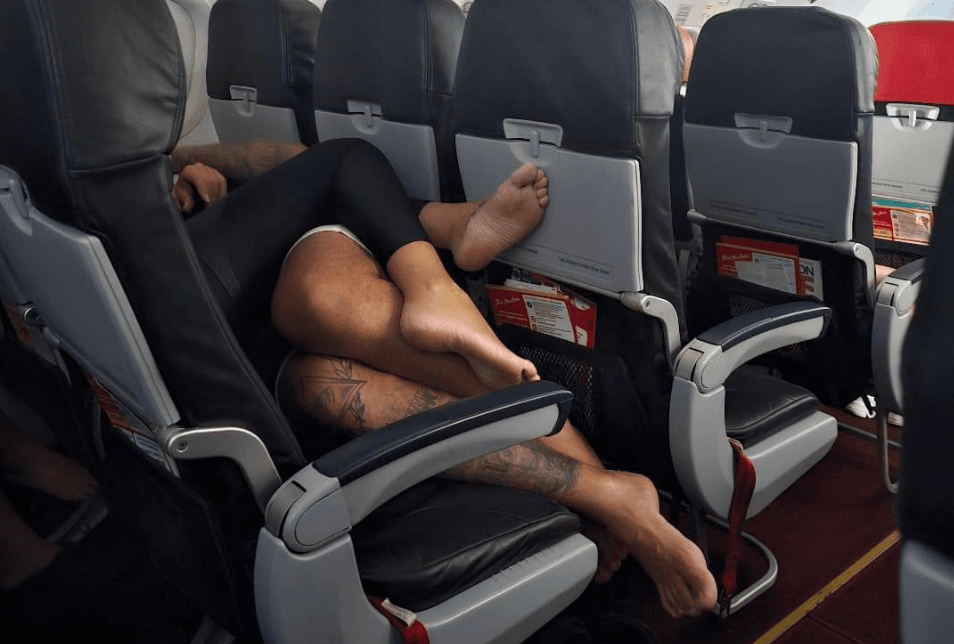 Plane passengers baffled by couple sitting incredibly close to each other