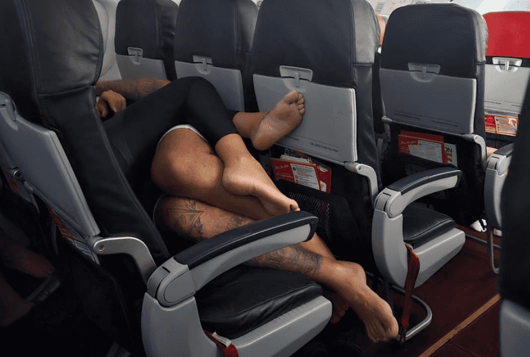 Plane passengers baffled by couple sitting incredibly close to each other Plane passengers baffled by couple sitting incredibly close to each other