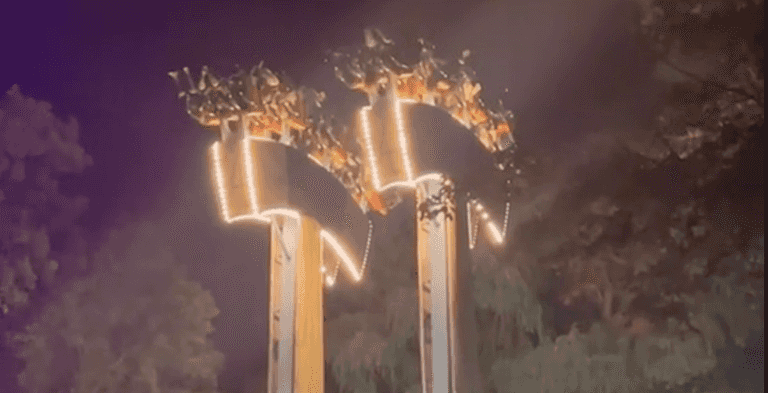 Terrifying moment theme park ride breaks down in mid-air, leaving passengers dangling Terrifying moment theme park ride breaks down in mid-air, leaving passengers dangling