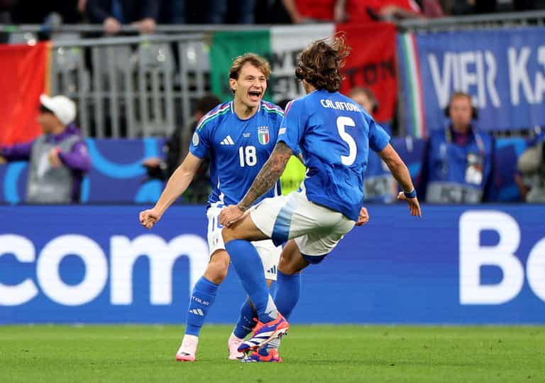 Why do Italy play in blue despite it not featuring on their flag? Why do Italy play in blue despite it not featuring on their flag?