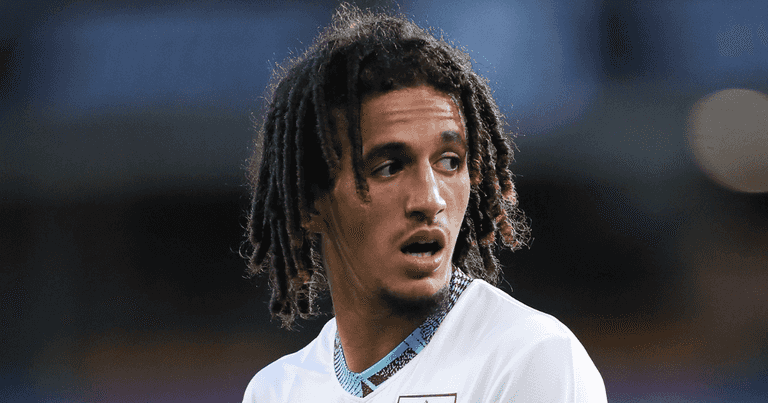 Hannibal Mejbri ‘rattles’ entire Leeds fanbase during game as footage emerges Hannibal Mejbri ‘rattles’ entire Leeds fanbase during game as footage emerges