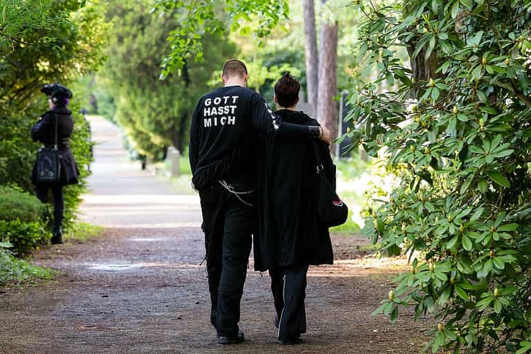 Here’s what wearing all black reveals about your personality Here’s what wearing all black reveals about your personality