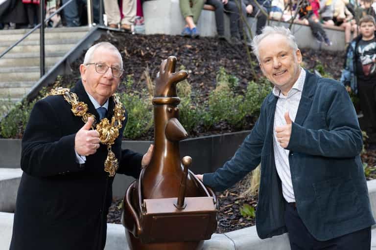 Statue of Feathers McGraw from Wallace and Gromit unveiled to “booing” crowd Statue of Feathers McGraw from Wallace and Gromit unveiled to “booing” crowd