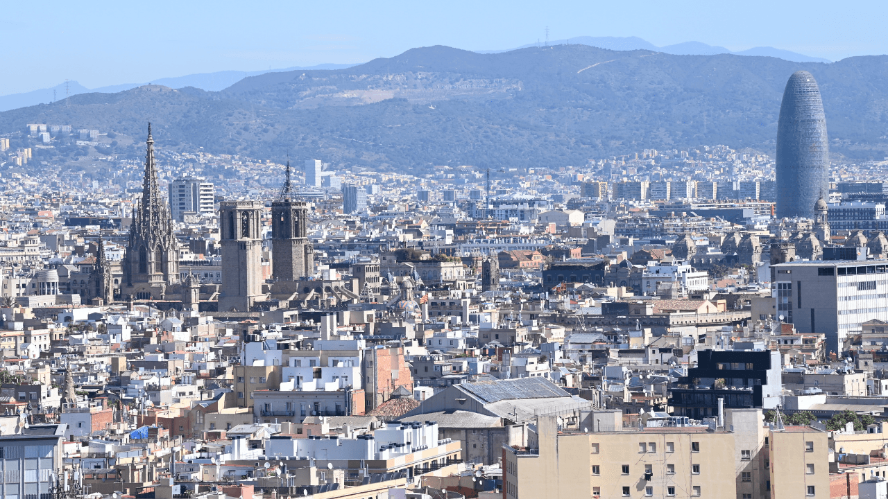 Toxic chlorine cloud forces 160,000 to confine inside in major European city