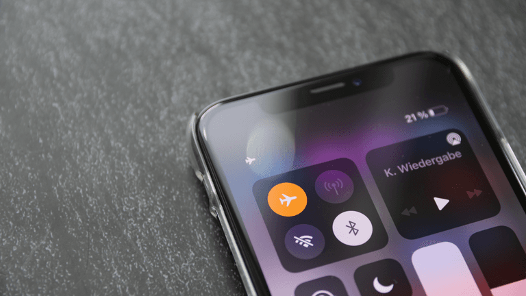 Pilot explains whether you need to use airplane mode while flying Pilot explains whether you need to use airplane mode while flying