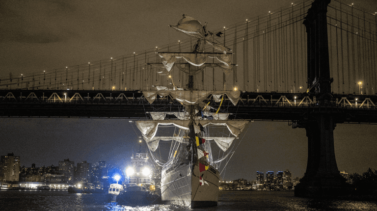 Two dead as Mexican Navy ship crashes into Brooklyn Bridge Two dead as Mexican Navy ship crashes into Brooklyn Bridge
