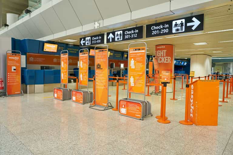 Airport staff get bonuses for flagging oversized baggage, email shows Airport staff get bonuses for flagging oversized baggage, email shows