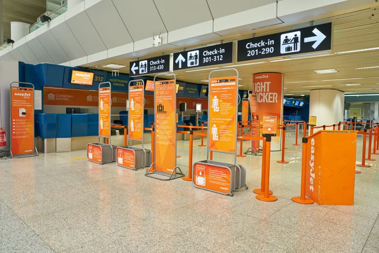 Airport staff get bonuses for flagging oversized baggage, email shows Airport staff get bonuses for flagging oversized baggage, email shows