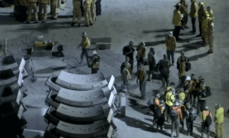 Massive tunnel collapses in Los Angeles with 31 workers inside Massive tunnel collapses in Los Angeles with 31 workers inside