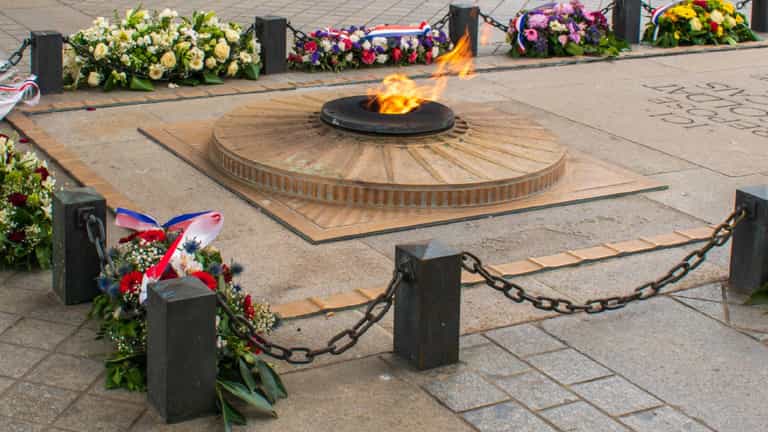 Man faces deportation after lighting cigarette on eternal flame of Tomb of the Unknown Soldier Man faces deportation after lighting cigarette on eternal flame of Tomb of the Unknown Soldier
