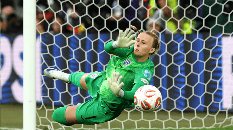 Hannah Hampton threw Spain goalkeeper’s penalty notes into the crowd during Euro final Hannah Hampton threw Spain goalkeeper’s penalty notes into the crowd during Euro final