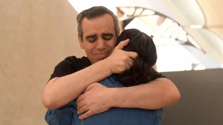 Emotional moment Israeli hostage breaks down as he’s reunited with family Emotional moment Israeli hostage breaks down as he’s reunited with family