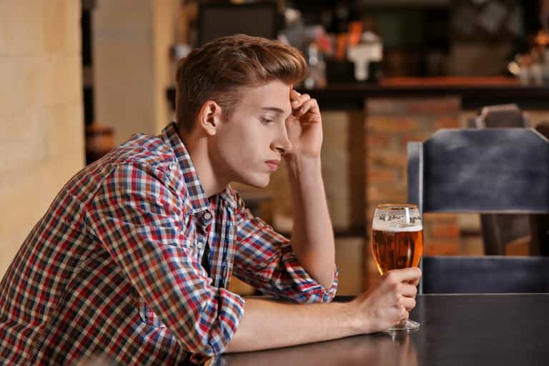 UK bar bans solo-drinkers to ‘protect customers’ UK bar bans solo-drinkers to ‘protect customers’