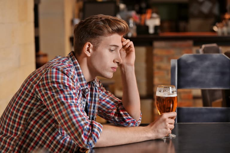 UK bar bans solo-drinkers to ‘protect customers’ UK bar bans solo-drinkers to ‘protect customers’