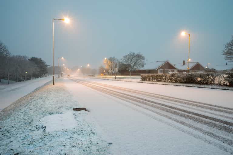Rare ‘thundersnow’ warning issued as freezing weather sweeps UK Rare ‘thundersnow’ warning issued as freezing weather sweeps UK