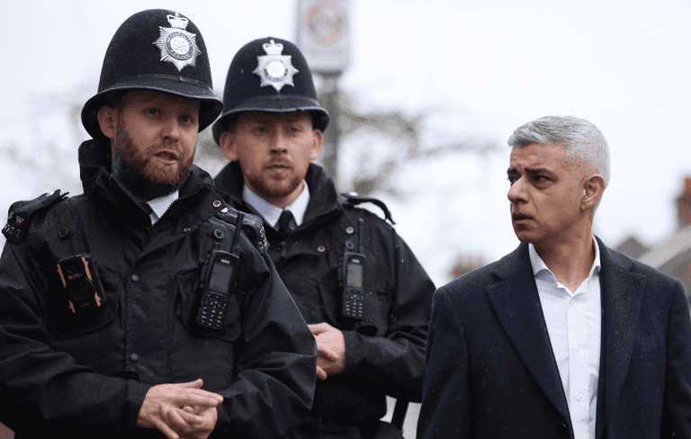 London murder rate drops to ‘lowest level in decades’ as violent crime plummets London murder rate drops to ‘lowest level in decades’ as violent crime plummets