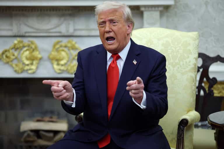 Trump gives the finger and mouths f*** you after heckler shouts ‘paedophile protector’ Trump gives the finger and mouths f*** you after heckler shouts ‘paedophile protector’