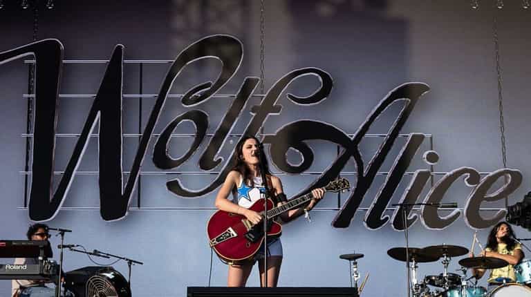 Wolf Alice ticket prices revealed for their Finsbury Park show Wolf Alice ticket prices revealed for their Finsbury Park show
