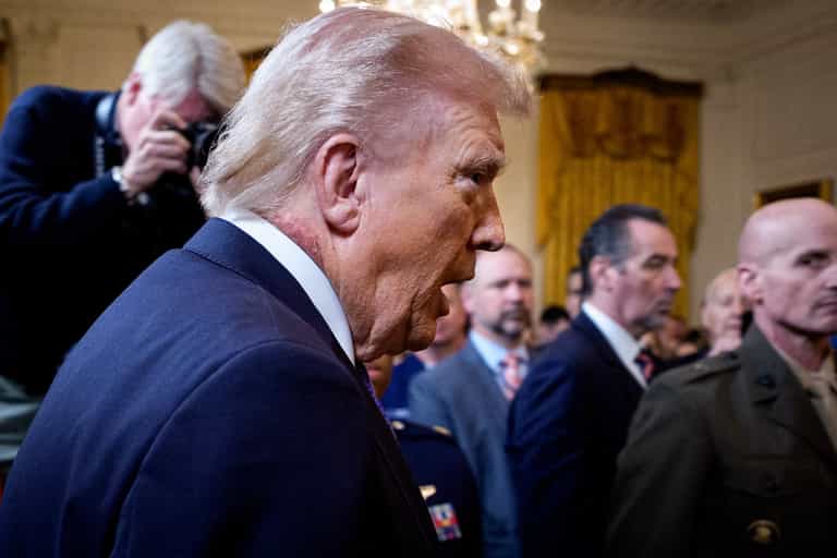 White House issues explanation for large peeling scabs on Donald Trump’s neck White House issues explanation for large peeling scabs on Donald Trump’s neck