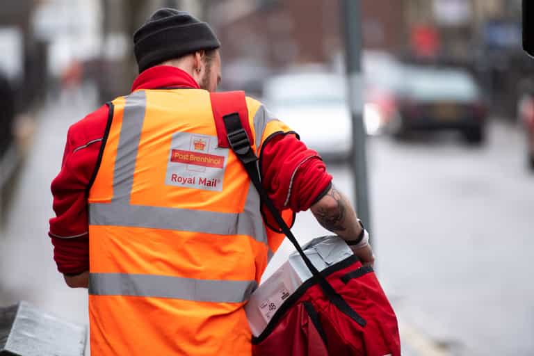 Royal Mail ‘wait 10 minutes’ safety rule could affect deliveries to millions of UK homes Royal Mail ‘wait 10 minutes’ safety rule could affect deliveries to millions of UK homes