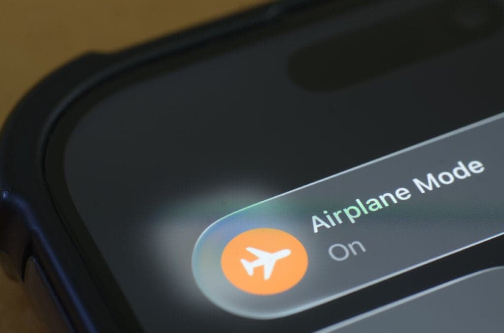 Why you sometimes have to put your phone on airplane mode – and what happens if you don’t