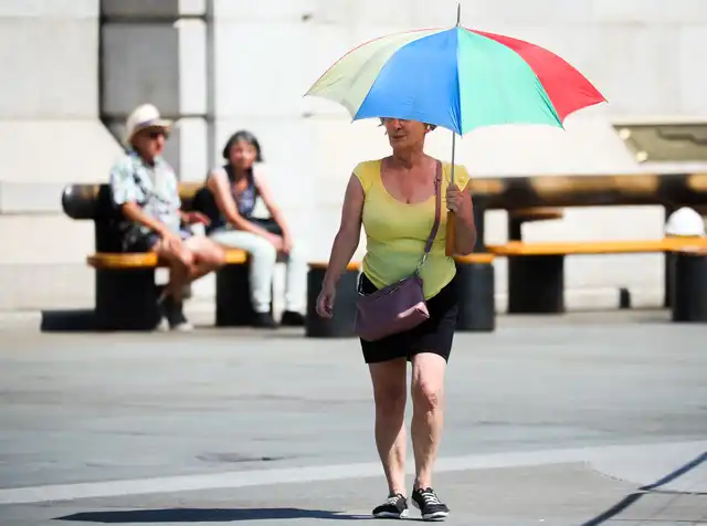 Why does it still feel so warm in the UK as temperatures peak around 25C? Why does it still feel so warm in the UK as temperatures peak around 25C?