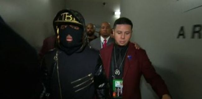 Floyd Mayweather walks out to ring in a ski mask (Video)