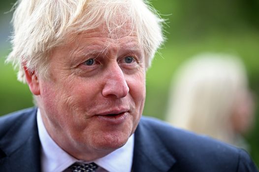 STOKE ON TRENT, ENGLAND - MAY 12: Britain's Prime Minister Boris Johnson talk with local business leaders after a Cabinet meeting at a pottery on May 12, 2022 in Stoke on Trent, England. (Photo by Oli Scarff - WPA Pool/Getty Images)