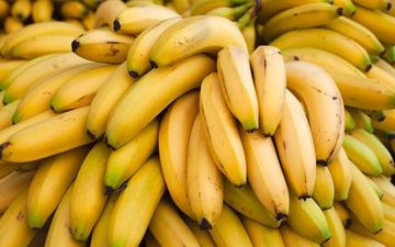 Man peels bananas before weighing them to save money