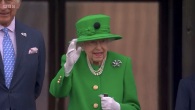 The Queen smiles and waves to crowds on Buckingham Palace balcony as Jubilee weekend ends