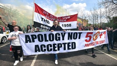 Man United value drops by £1.3bn as share price hits record low