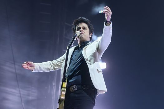 Green Day frontman says he is renouncing US citizenship