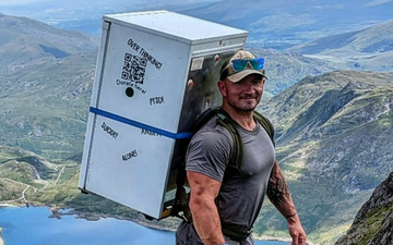 Man carries fridge on back up Snowdon all for charity