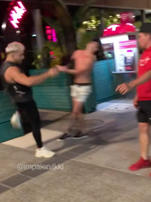 MMA fighter praised by UFC stars for way he calmly and expertly defends himself in street fight