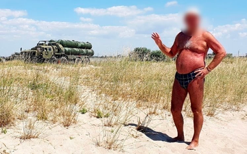 Russian tourist in swimming trunks accidentally gives away position of artillery to Ukraine