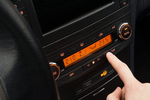 Drivers warned not to use air recirculation button when de-icing windscreen