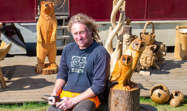 Woodcarver granted licence to continue to trade in layby – because he keeps doggers away