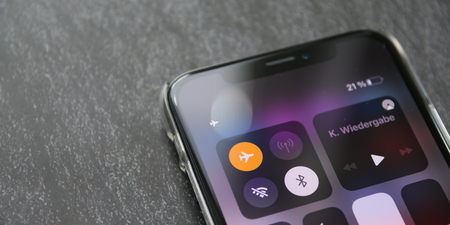 Pilot explains whether you need to use airplane mode while flying